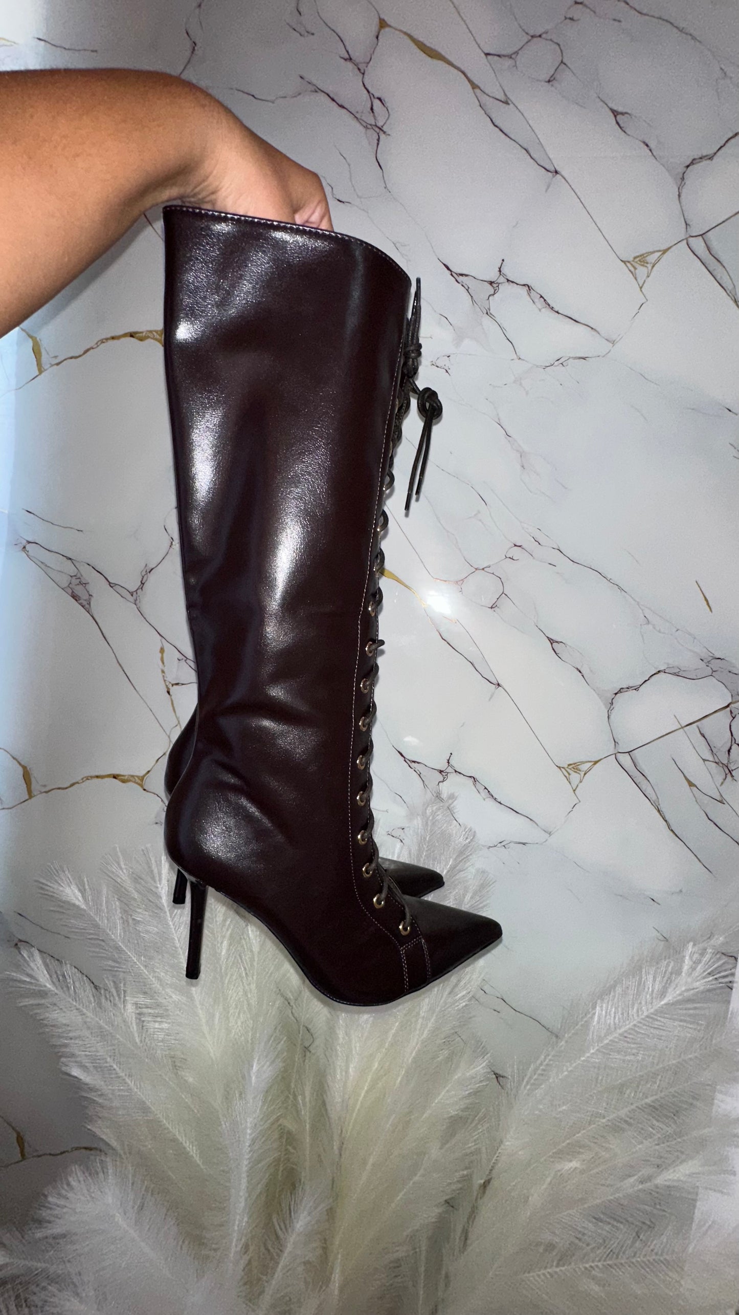 STIVALI CON TACCO IN ECOPELLE STRINGATI CHOCOLATE