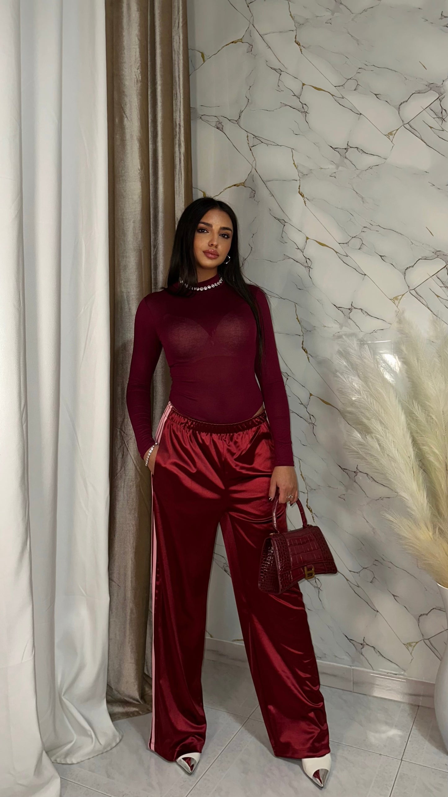 PANTATUTA ACETATO BORDEAUX CON BANDE ROSA