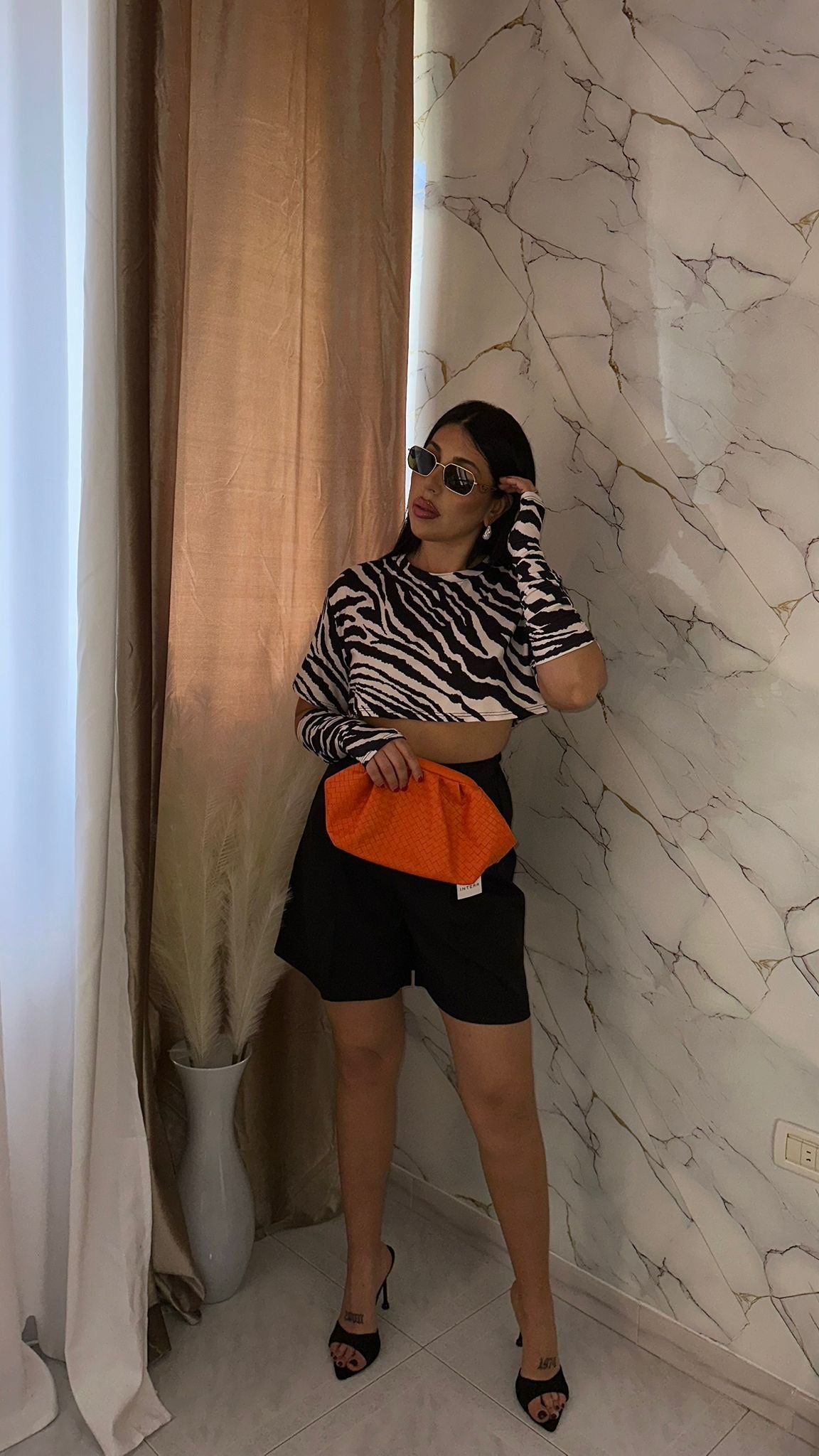 T-SHIRT CROP CON MANICOTTI