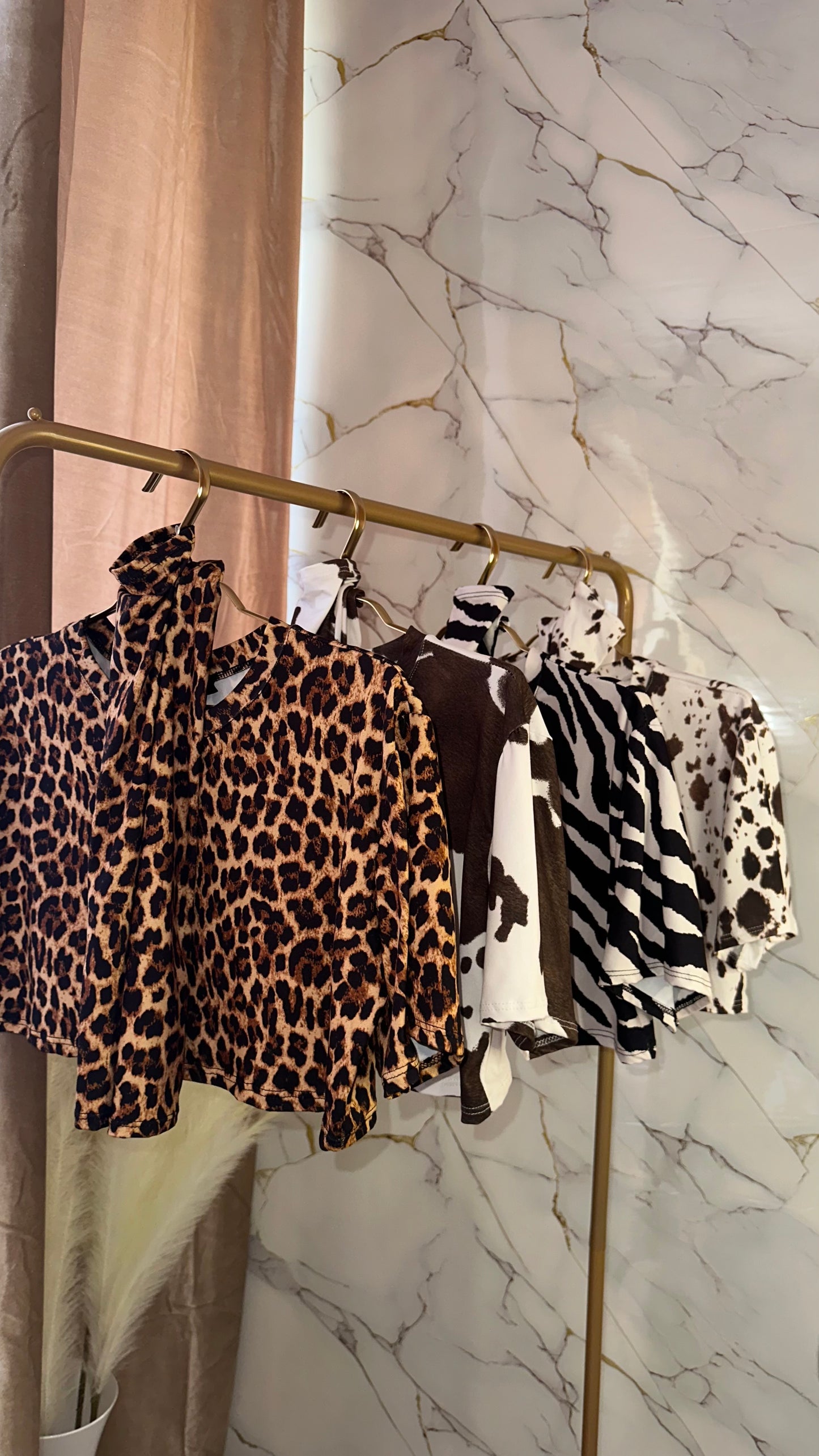 T-SHIRT CROP CON MANICOTTI